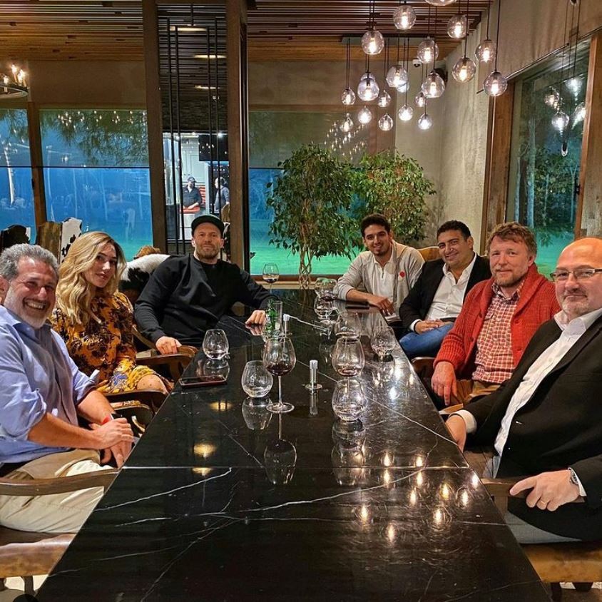 Jason Statham ile ünlü yönetmen Guy Ritchie, kaldıkları Regnum Carya Hotel’in Yönetim Kurulu Başkanı Ali Şafak Öztürk ile bir araya geldi.