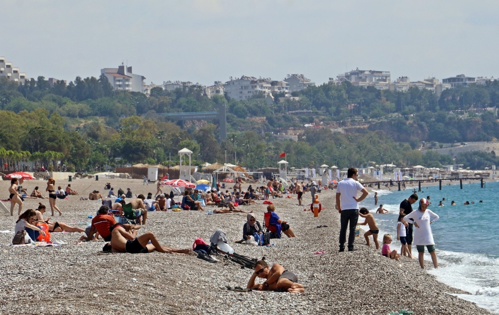 Kademeli normalleşmenin ikinci gününde Konyaaltı Sahili’nde yoğunluk oluştu