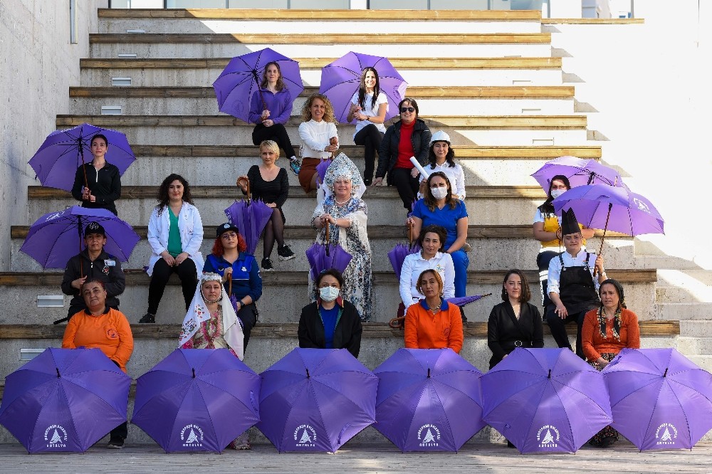 Kadınlar Muratpaşa Belediyesi’nin ‘Mor Şemsiyesi’ altında buluşuyor. 