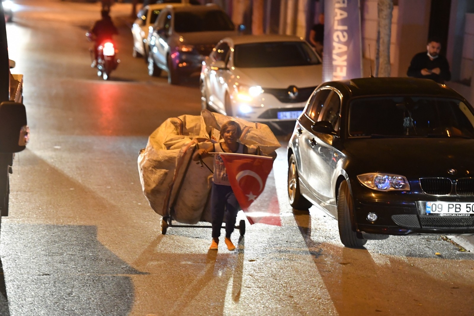 Kağıt topladığı arabasıyla ve elinde Türk bayrağı ile yaklaşık 2 kilometre koşturan 8 yaşındaki çocuğun görüntüsü yürekleri ısıttı