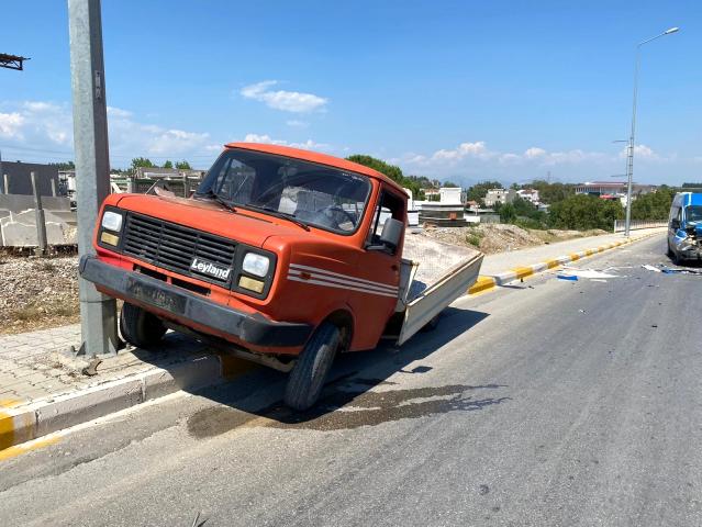 Kamyonet sürücüsü aracının ön ve arka plakalarını söküp olay yerinden uzaklaştı