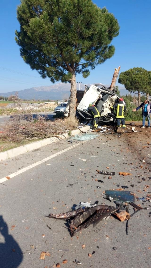 Kamyonet sürücüsü refüjdeki ağaca çarpması neticesinde ağır yaralandı