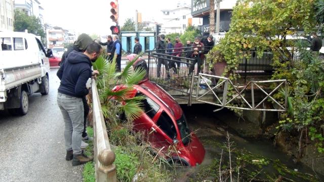 Kanala uçan otomobilden burnu bile kanamadan çıktı...Kaza anı kamerada