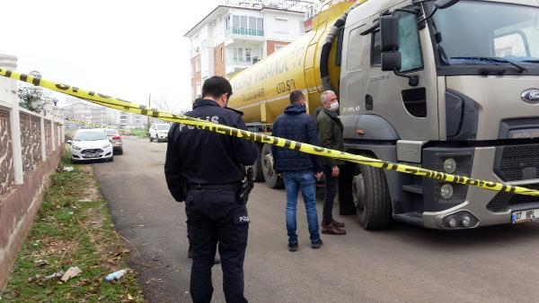 Kanalizasyon çalışması yapan işçilerin başında dururken havalı tüfekle vuruldu