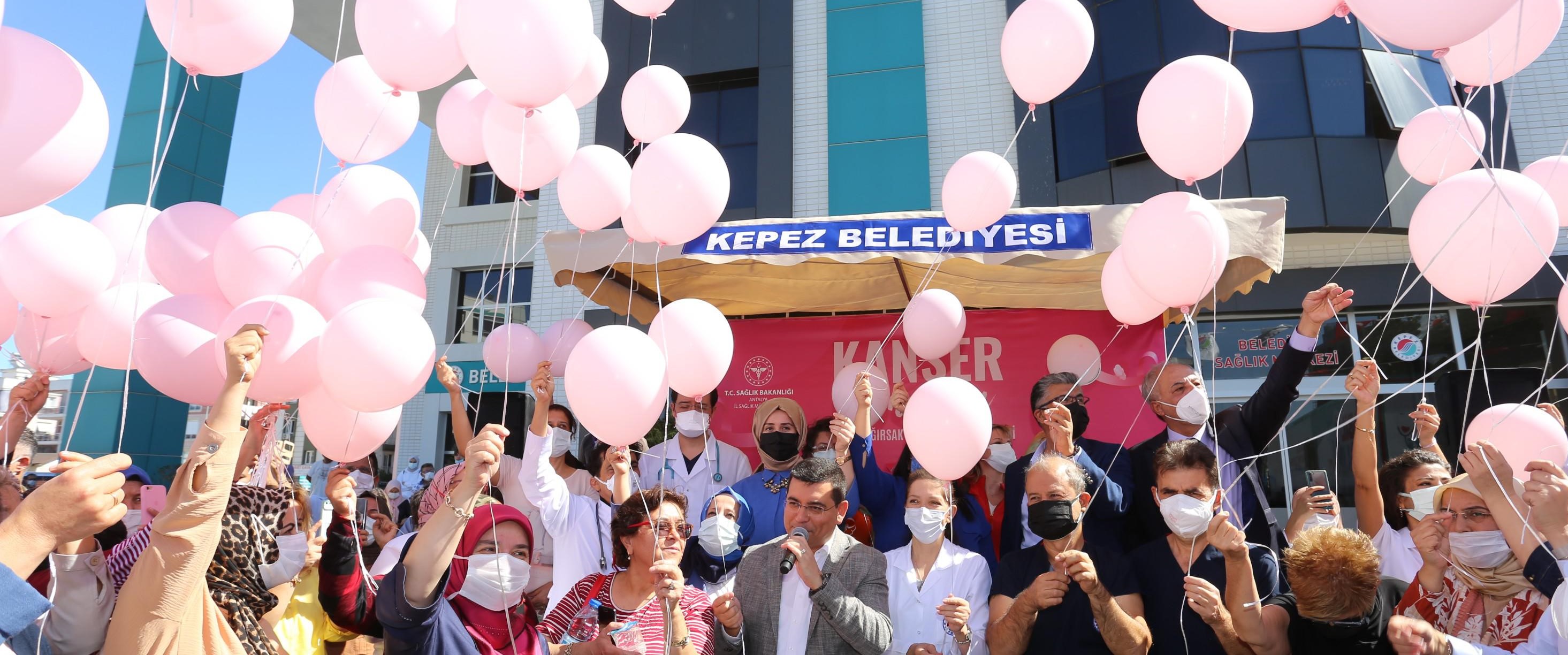 Kanser farkındalığı için pembe balon uçurdular