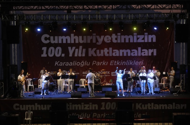 Karaalioğlu Parkı’nda Cumhuriyet coşkusu sürüyor