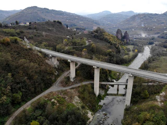 Karadeniz-Akdeniz Yolu'nda çalışmalar neredeyse tamamlandı.