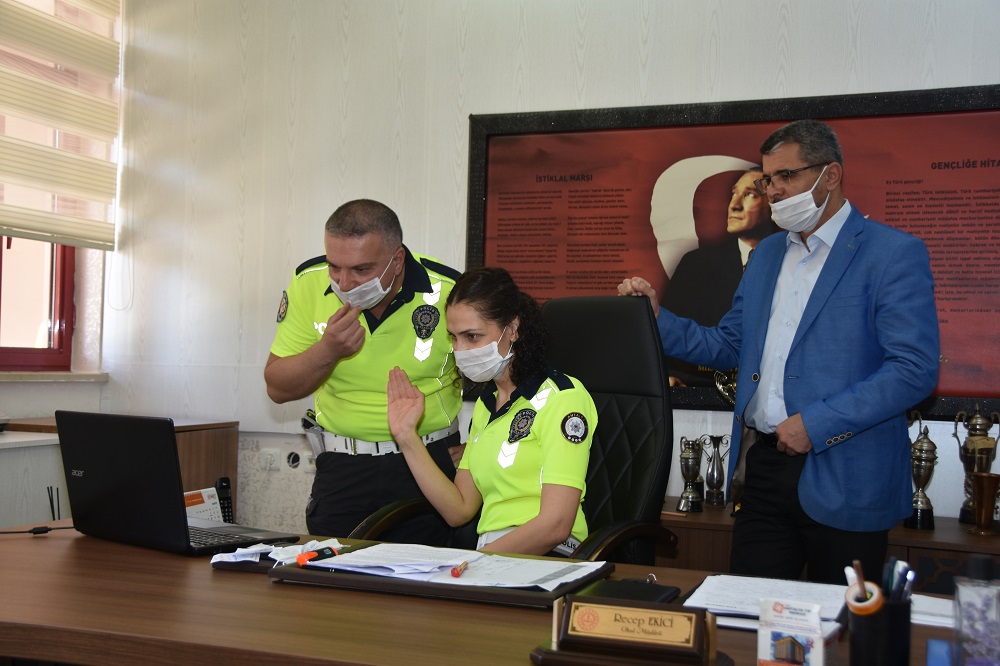 Karayolu Trafik Haftası Etkinlikleri Kapsamında Trafik Polisleri EBA Canlı Sınıf Uygulamasına Katıldı