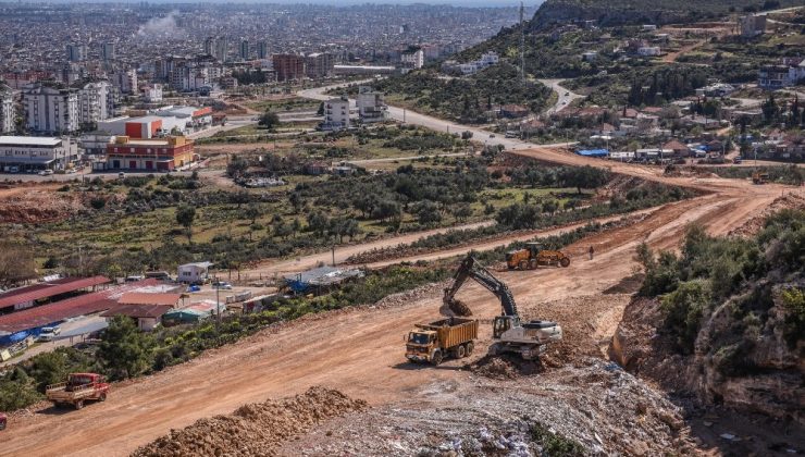 Karayolunu açabilmek için dağdan 3 bin kamyon tutarında 45 bin metre küp kaya kaldırıldı