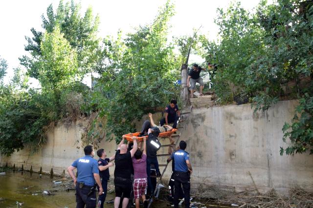 Kargı kesmek isterken dere yatağına düştü