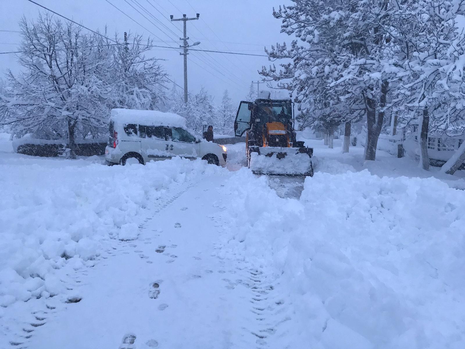 Karla kapanan yolları Büyükşehir açıyor