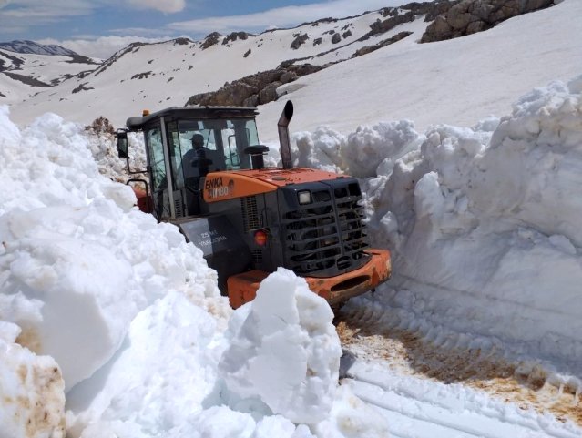 Karla kaplı Göktepe Yayla Yolu açılıyor