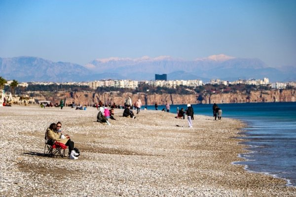 Karlı zirve manzarasıyla deniz keyfi