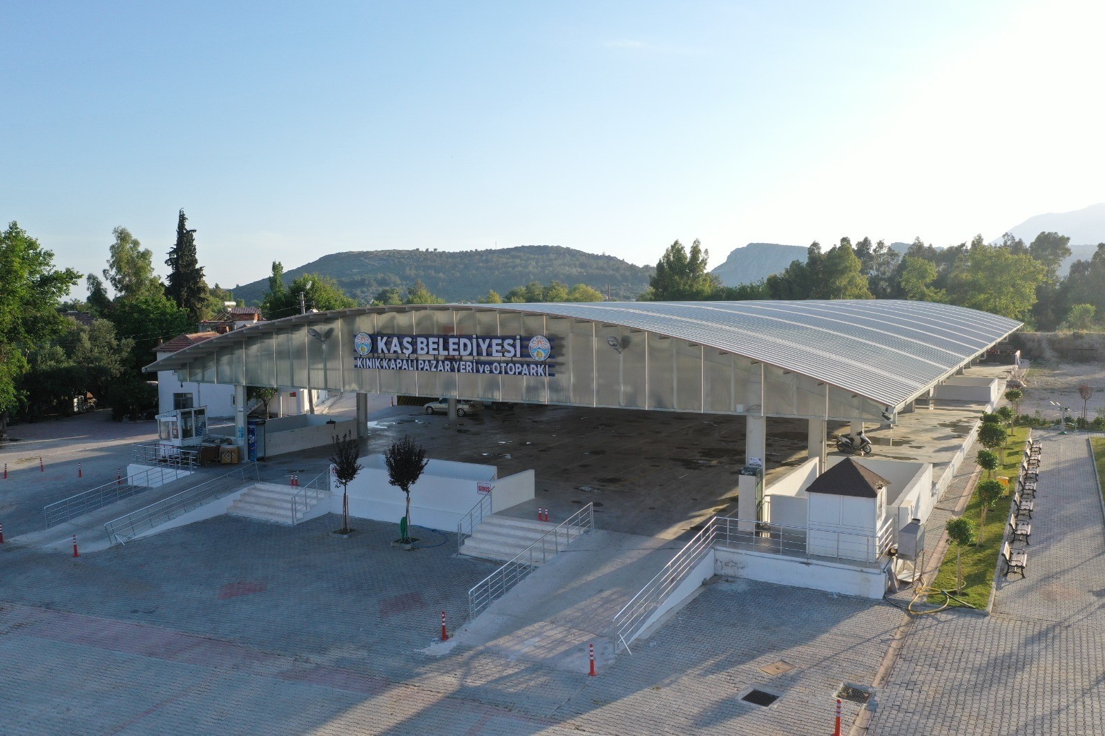 Kaş’a kapalı pazaryeri ve bisiklet yolu açılıyor