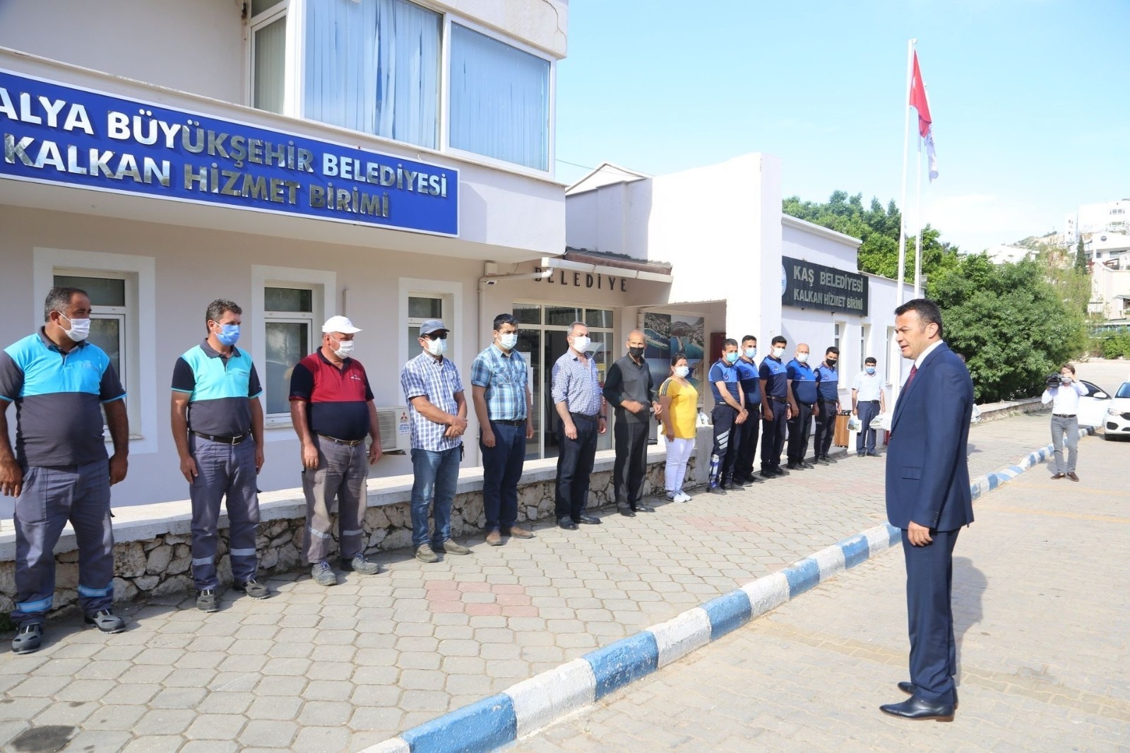 Kaş Belediye Başkanı Mutlu Ulutaş, Ramazan Bayramı öncesi personeliyle bayramlaştı.
