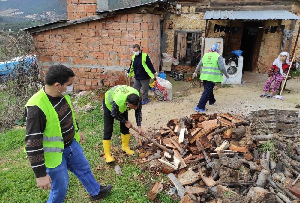 Kaş Belediyesi ihtiyaç sahibi kişilere evde temizlik hizmeti veriyor