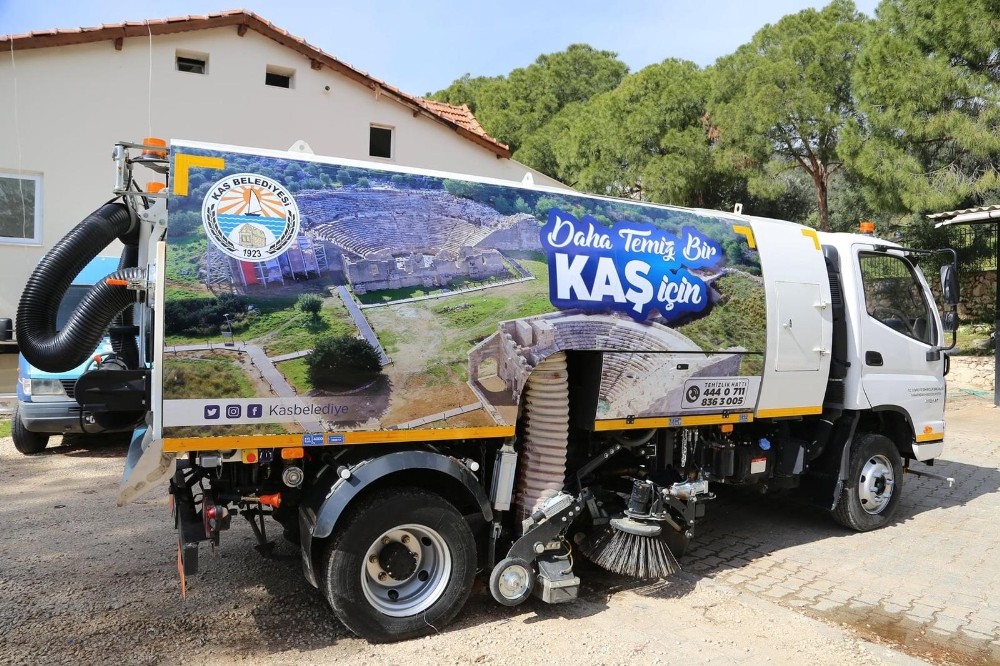 Kaş Belediyesine, Şırnak’ın Beytüşşebap Belediyesi’nden yol süpürme aracı hibe edildi.