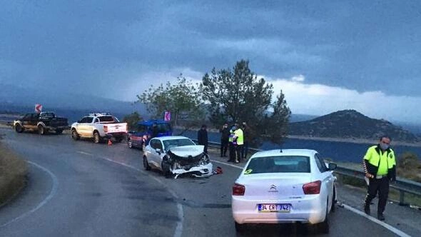  Kaş ilçesinde iki otomobilin karıştığı kazada dört kişi yaralandı.