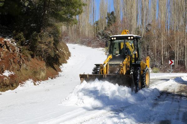 Kaş ilçesinde yaylalardaki mahallelerde kar nedeniyle kapanan yollar, ekiplerin çalışmasıyla açıldı.