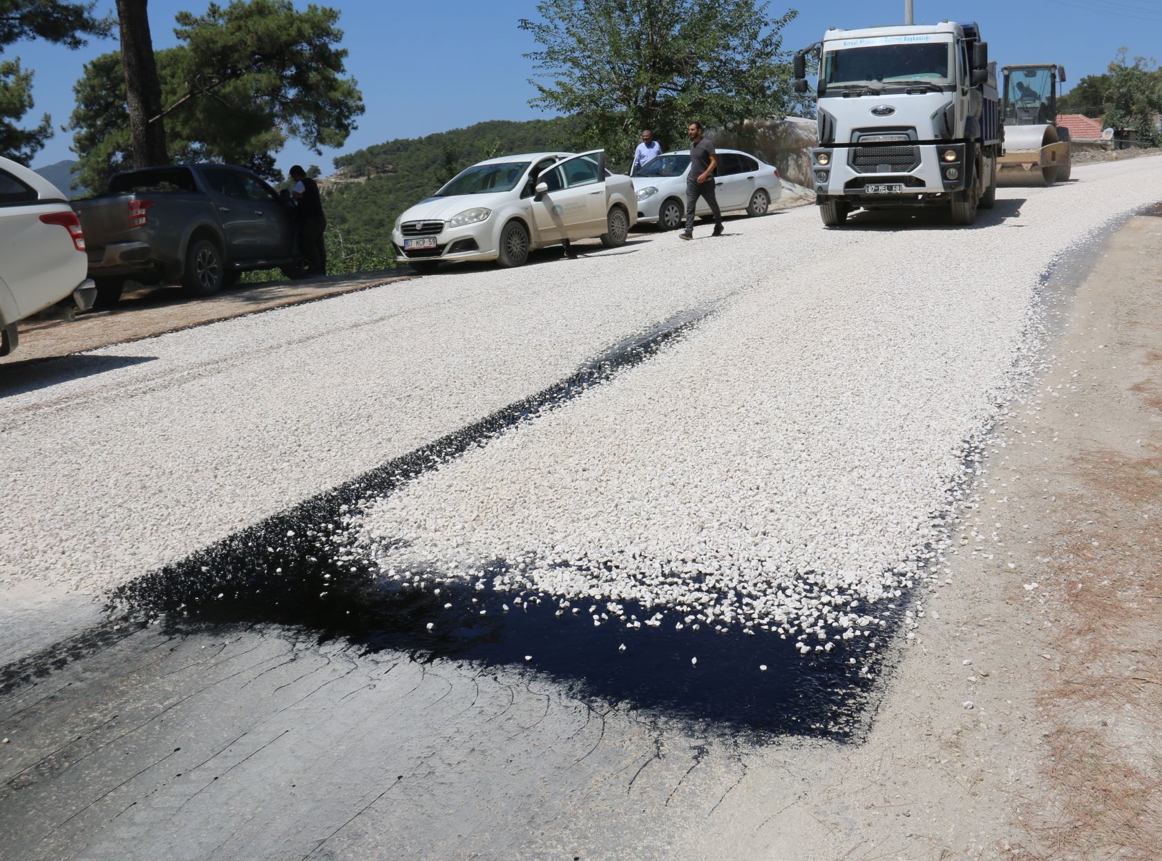 Kaş'ın Sütleğen grup yolu asfaltlanıyor