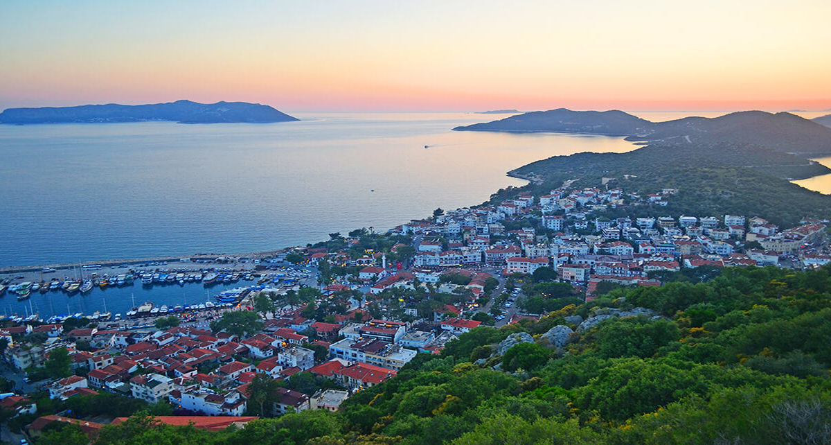 Kaş'ta Kovid-19 tedbirlerine uymayan 188 kişiye 303 bin lira ceza