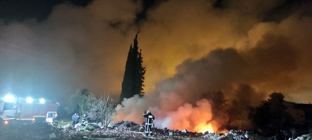 Katı atık maddelerinin bulunduğu boş arazide çıkan yangında gökyüzü dumanla kaplandı