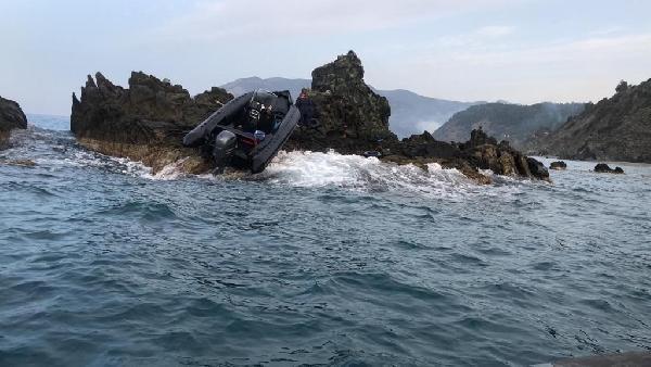 Kayalıklara çarpan teknedeki 19 göçmen kurtarıldı