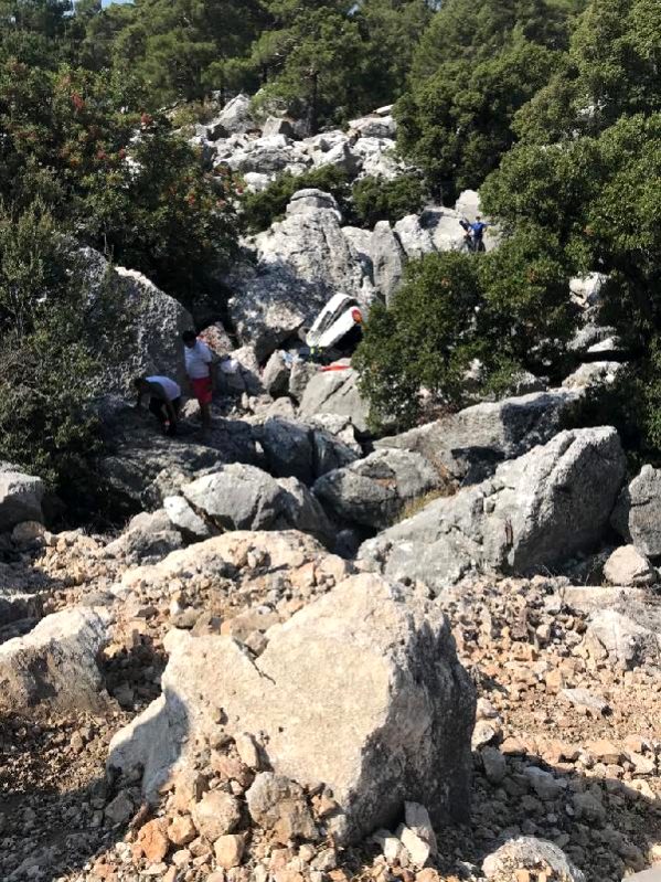 Kayalıklara uçan otomobildeki yaşlı çift, yaralandı