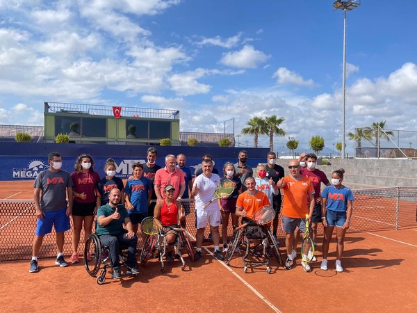 Kaymakcı, Antalya'daki tekerlekli sandalye tenis turnuvasında gösteri maçı oynadı