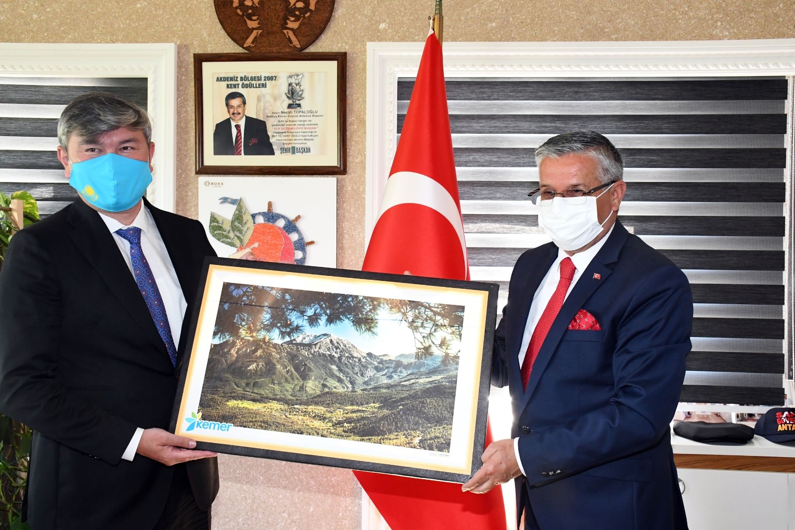 Kazakistan Büyükelçisi Abzal Saparbekuly, Kemer Belediye Başkanı Necati Topaloğlu ile bir araya geldi