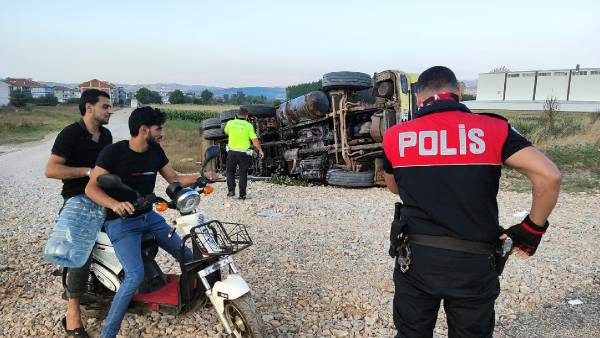 Kazayı izleyen 2 vatandaş, yanlarına gelen polisin sorusuna cevap veremeyince 1800 TL ceza ödedi