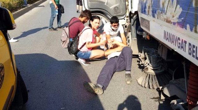 Kazazede, kendisine yardım eden kadının koluna sarılarak