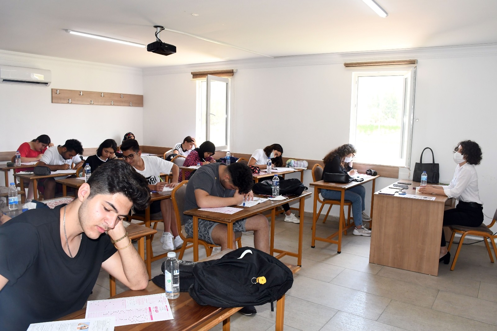 Kemer Ahmet Erkal Destek Eğitim Kurs Merkeziden eğitim alan öğrenciler, deneme sınavına girdi.