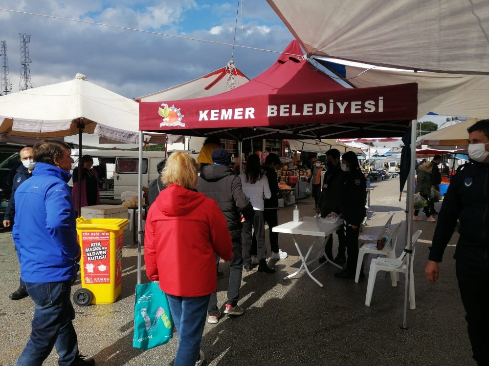 Kemer Belediyesi ekipleri, pazar yerlerinde pandemiye karşı tedbirlerini almaya devam ediyor.
