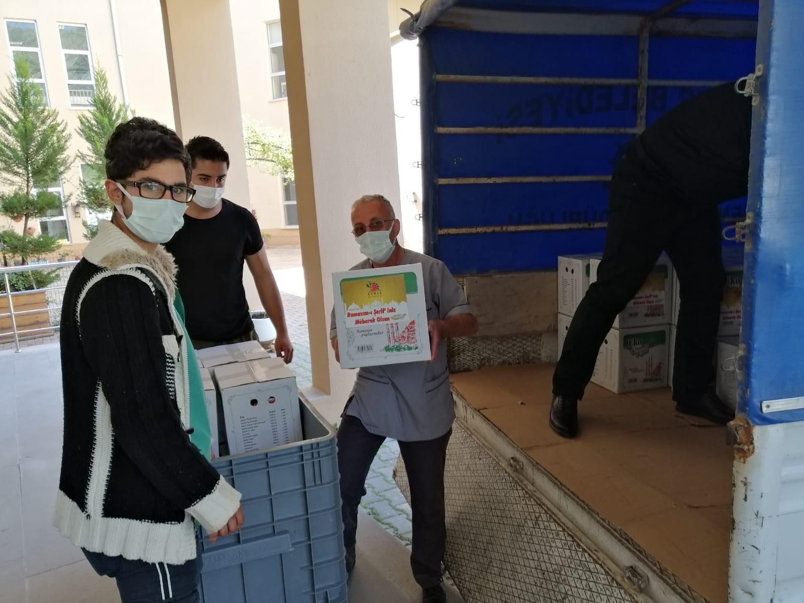 Kemer Belediyesi, Ramazan ayı dolayısıyla ilçedeki sağlık çalışanlarına Ramazan paketi dağıttı.