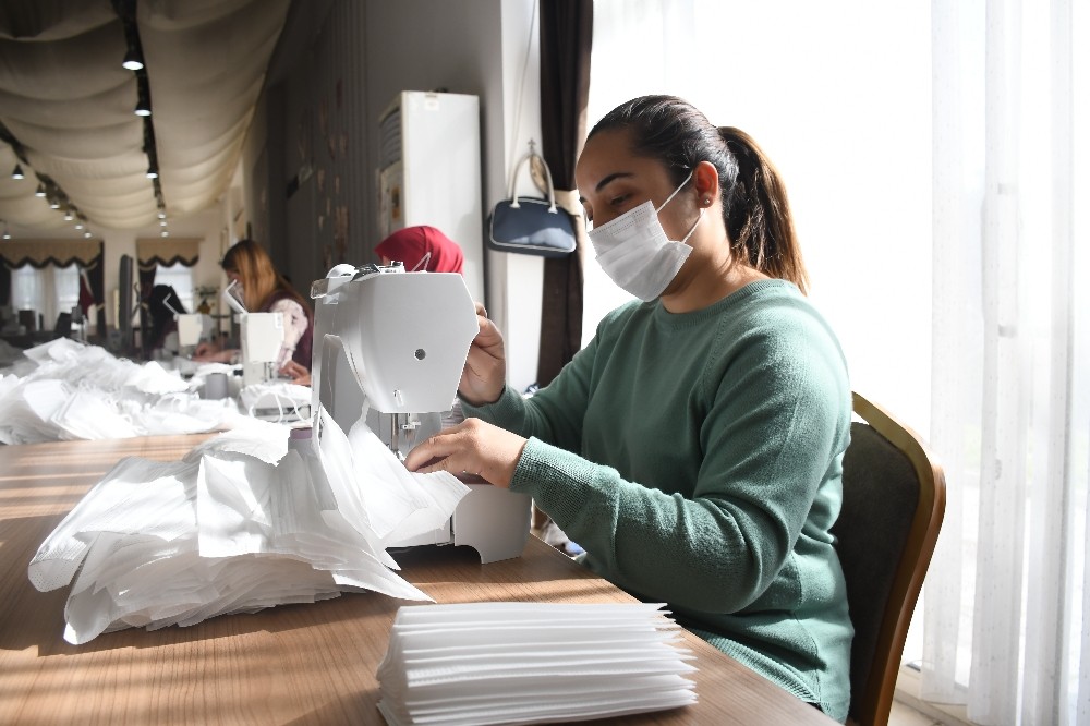 Kemer Belediyesi, zorlu geçen pandemi döneminde halka ücretsiz maske dağıtmaya devam ediyor