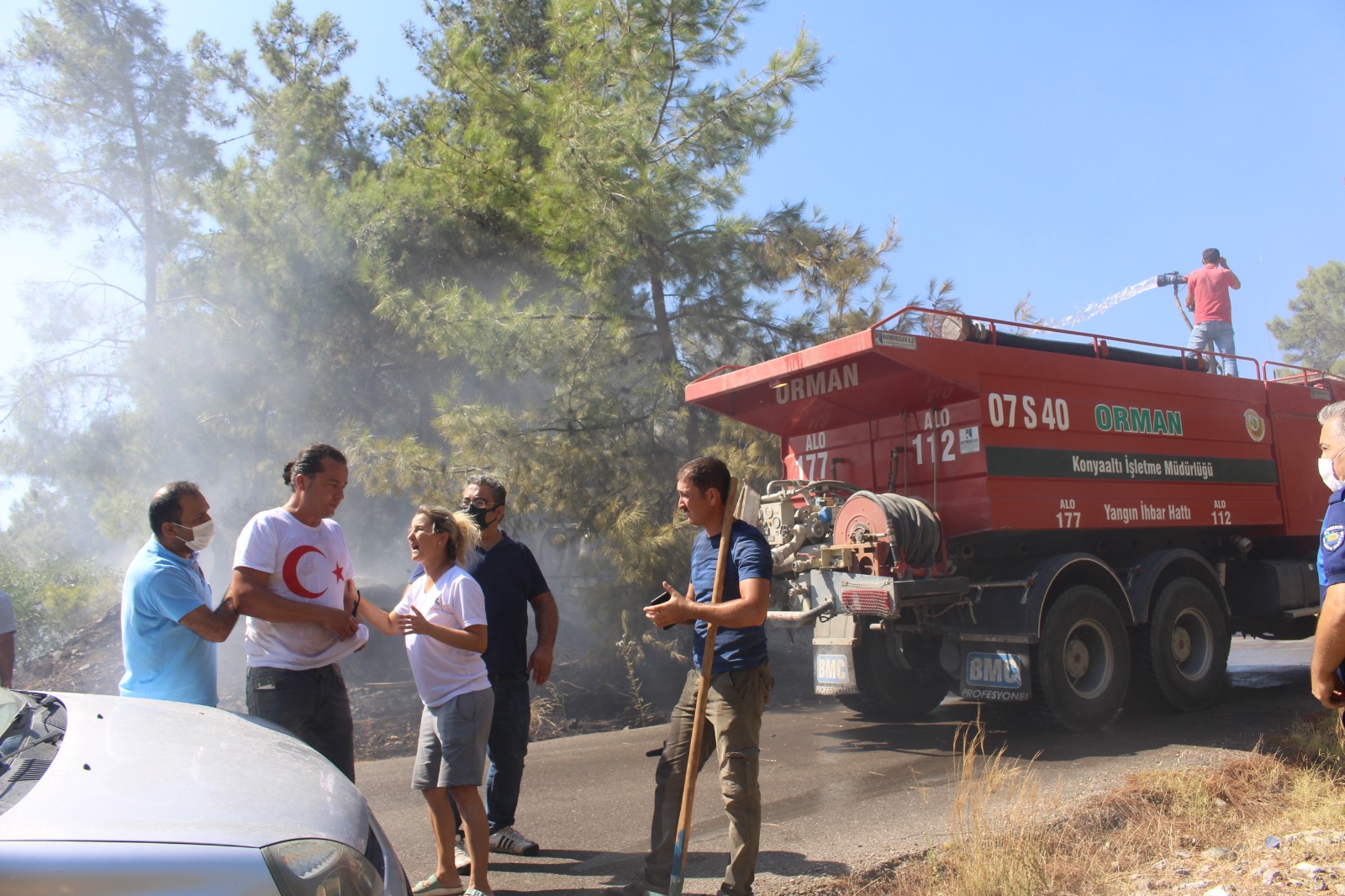 Kemer Çamyuva ve Yenimahalle'de çıkan yangın söndürüldü