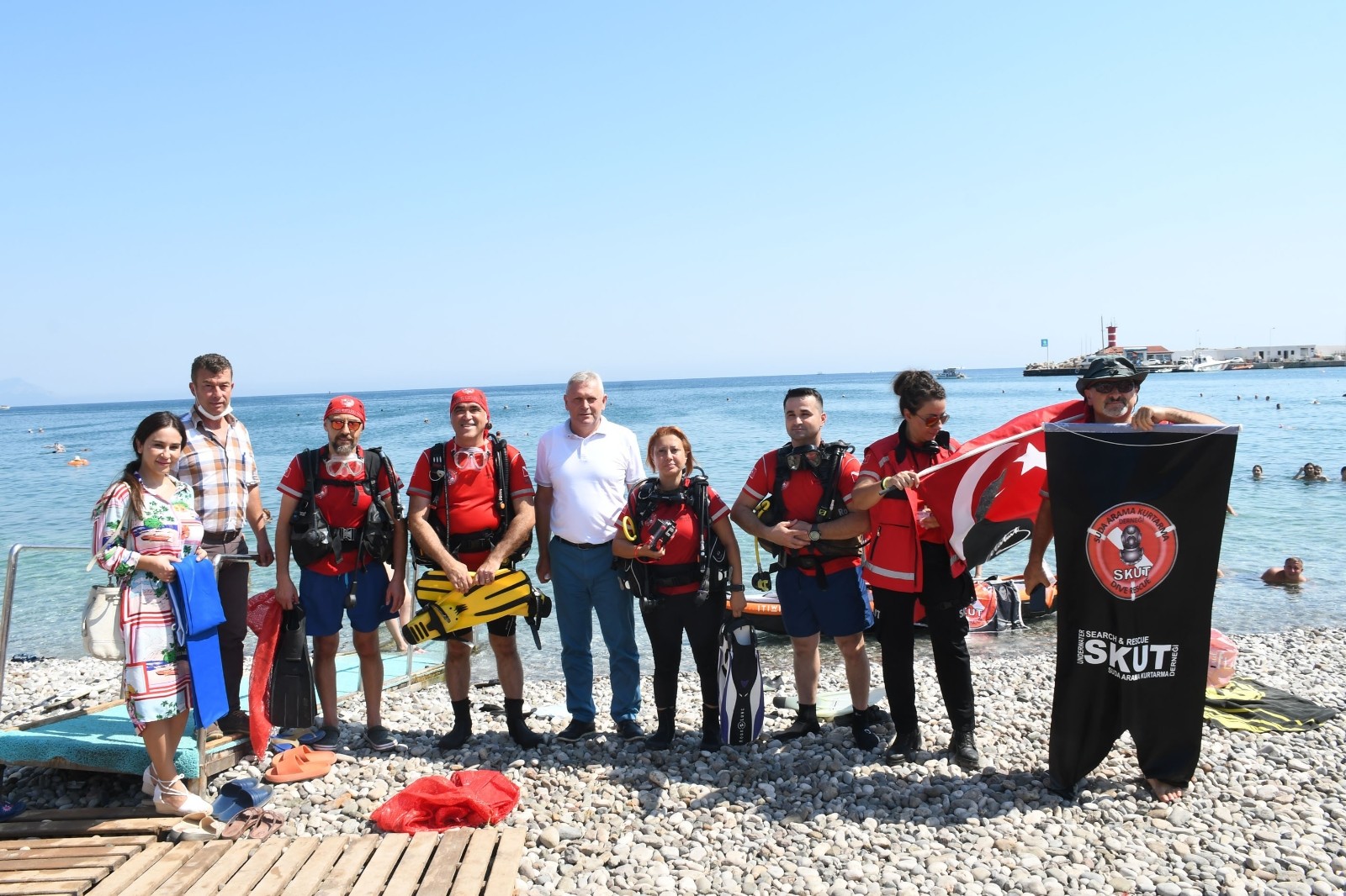 Kemer'de halk plajında su altı temizliği yapıldı