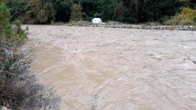 Kemer'de tarım alanları suyla doldu, köprü tıkandı, kaya parçaları yollara düştü