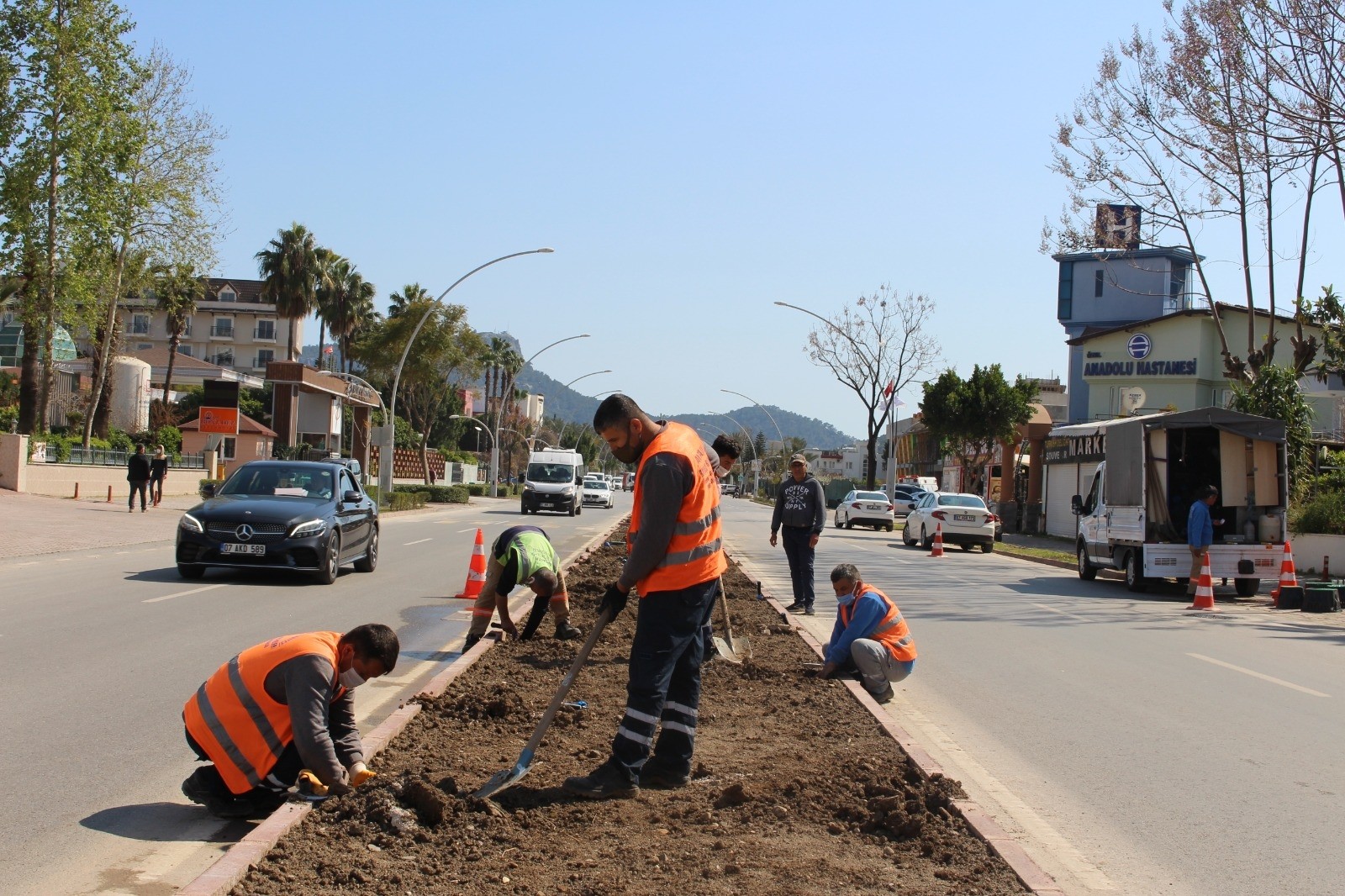 Kemer’de turizm sezonu öncesi peyzaj çalışmalarına devam ediyor.