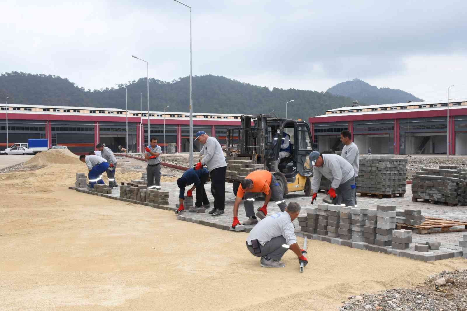 Kemer ilçesi Yeni Sanayi Sitesinde yapımı devam eden çalışmalar sürüyor