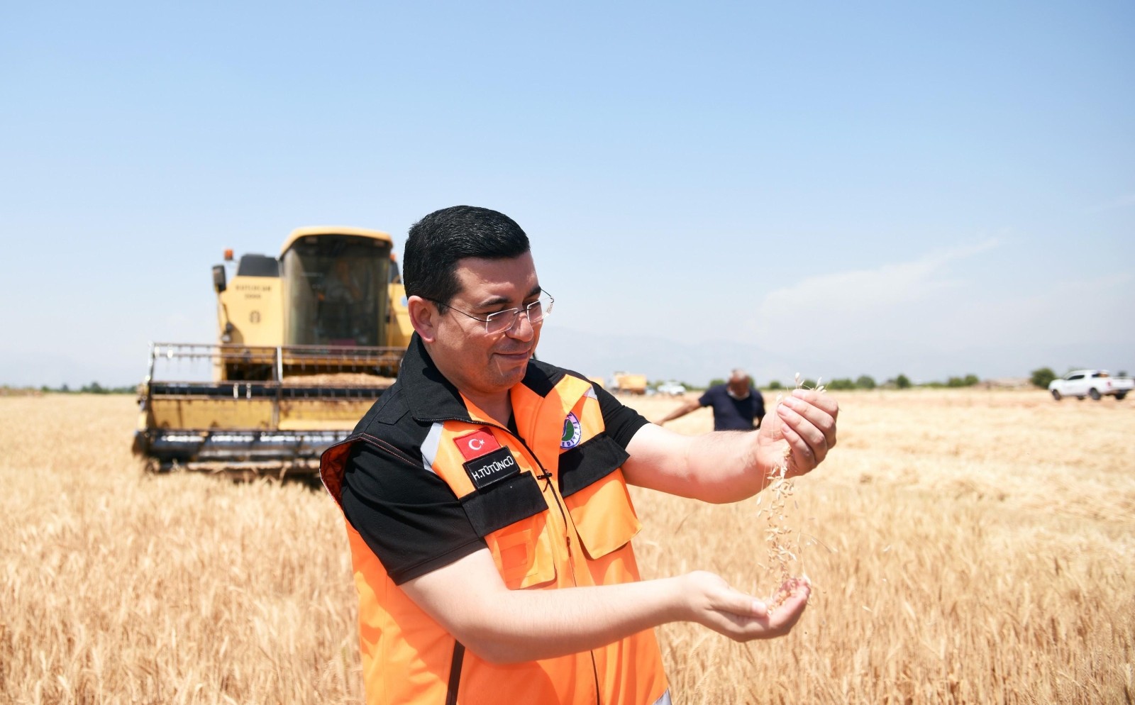 Kepez Belediyesi 540 dönüm araziye ektiği 11 ton ekmeklik buğdayın hasadını gerçekleştirdi