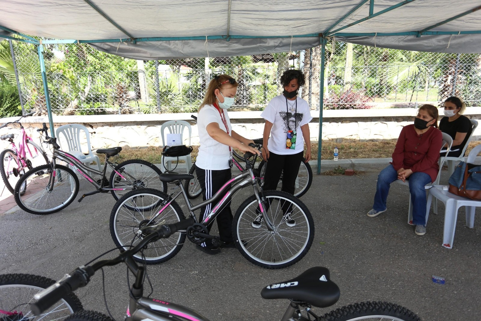 Kepez Belediyesi, bisiklet sürmeyi bilmeyen kadınlara özel uzman öğretici eşliğinde ücretsiz bisiklet kursu düzenledi