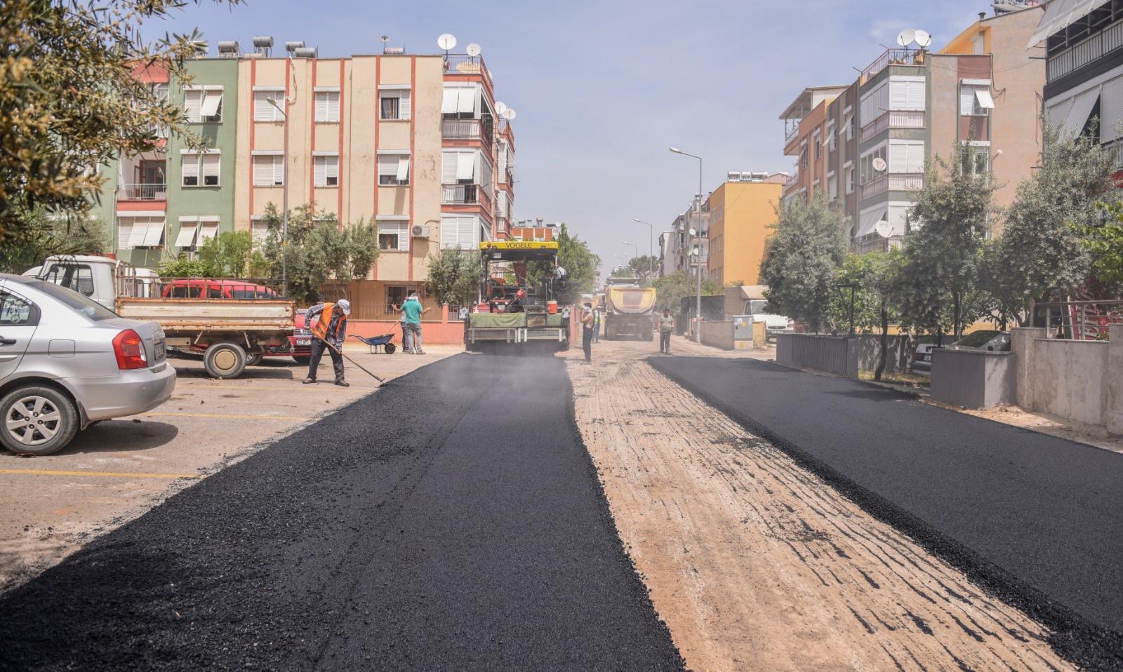 Kepez Belediyesi, doğal gazın evlerin kapısına getirildiği Yeni Mahalle’nin tüm sokaklarını asfaltlıyor