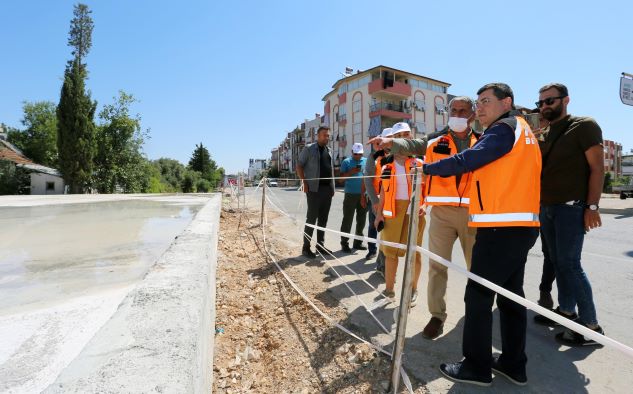Kepez Belediyesi, ilçeyi kuzey-güney yönünde ikiye bölen Devlet Su İşleri (DSİ) kanalının üzerine 5 adet köprü inşa ediyor. 