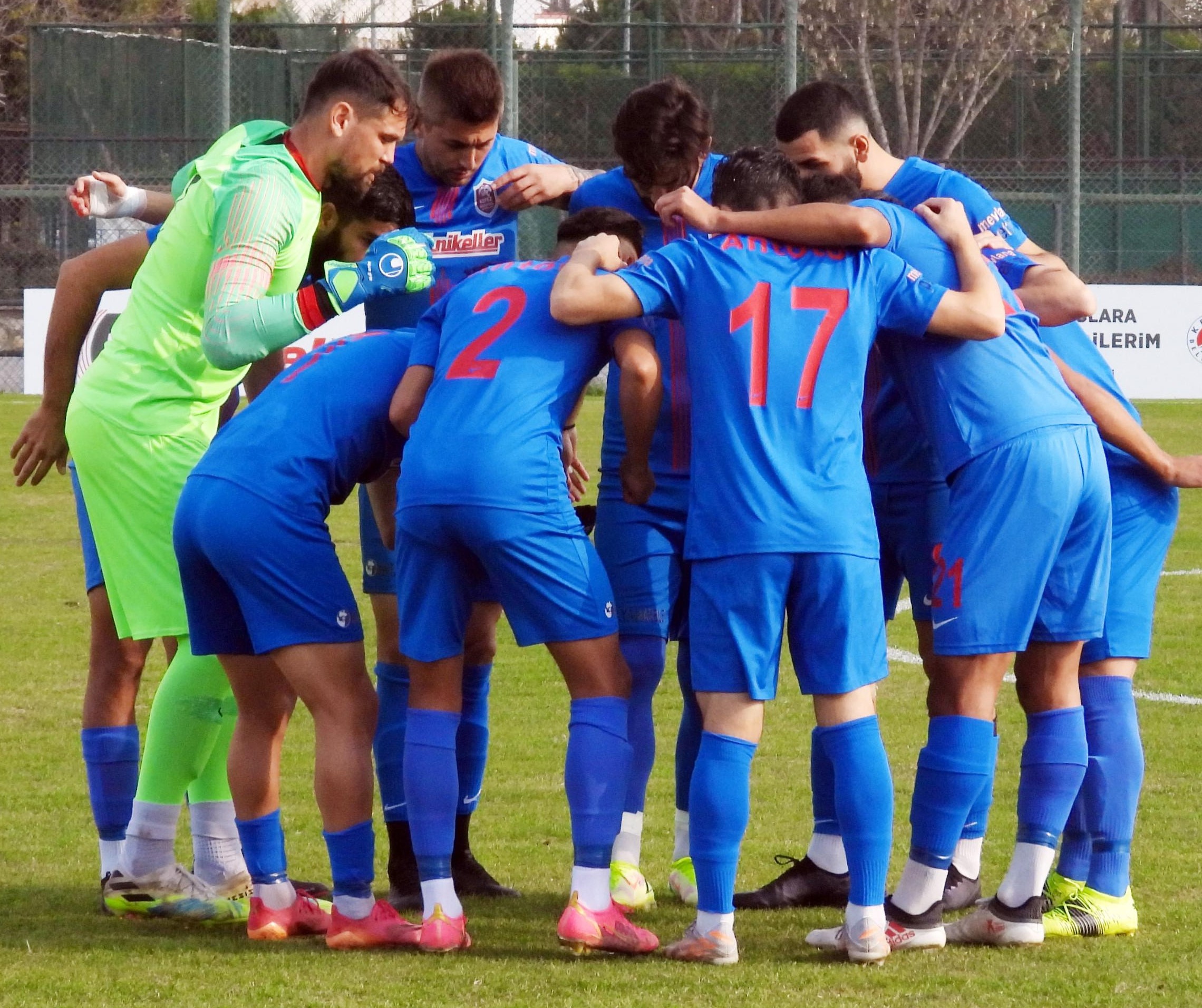 Kepez Belediyespor, sahasında karşılaştığı MAKÜ maçını 3-0 alarak zirvedeki yerini korudu