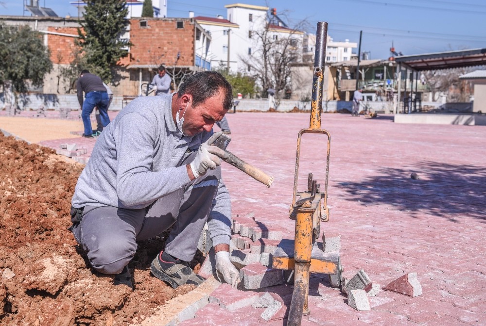 Kepez camilerin bahçesini çevre düzenlemesi çalışmasıyla güzelleştiriyor