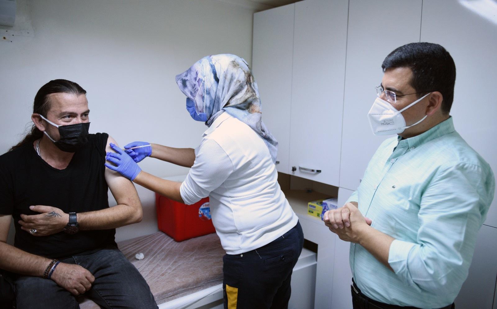 Kepez Covid-19 aşısını vatandaşın ayağına götürüyor