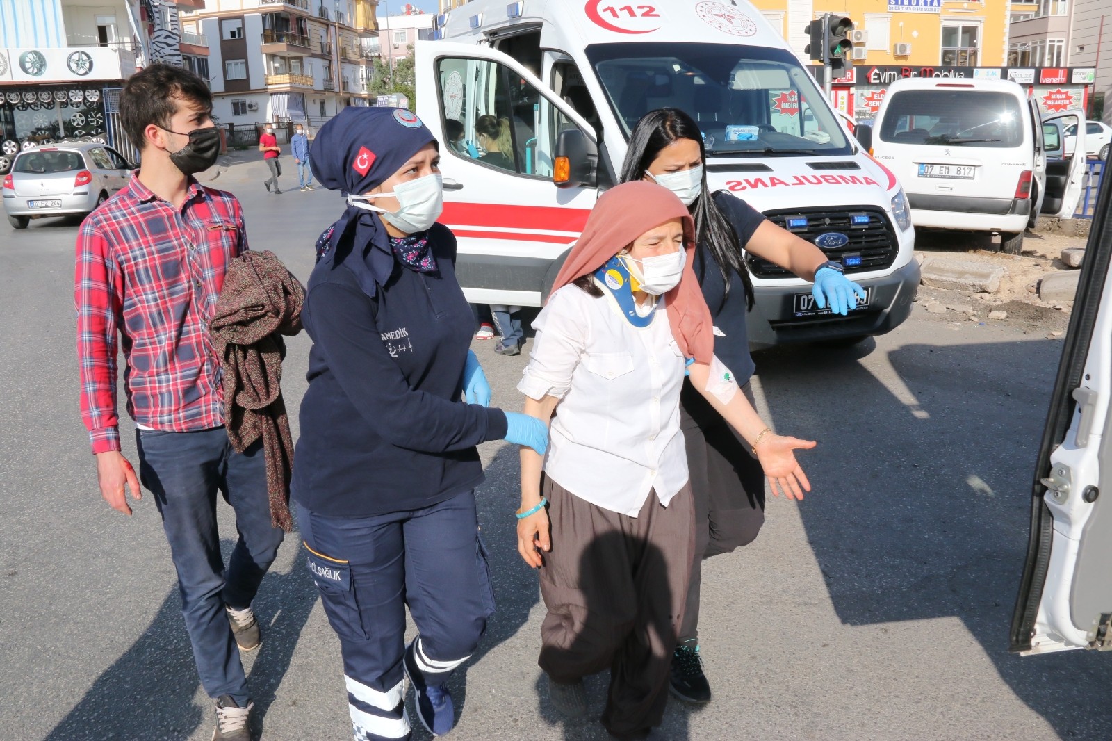 Kepez'de Hafif ticari araçlar çarpıştı: 4 yaralı