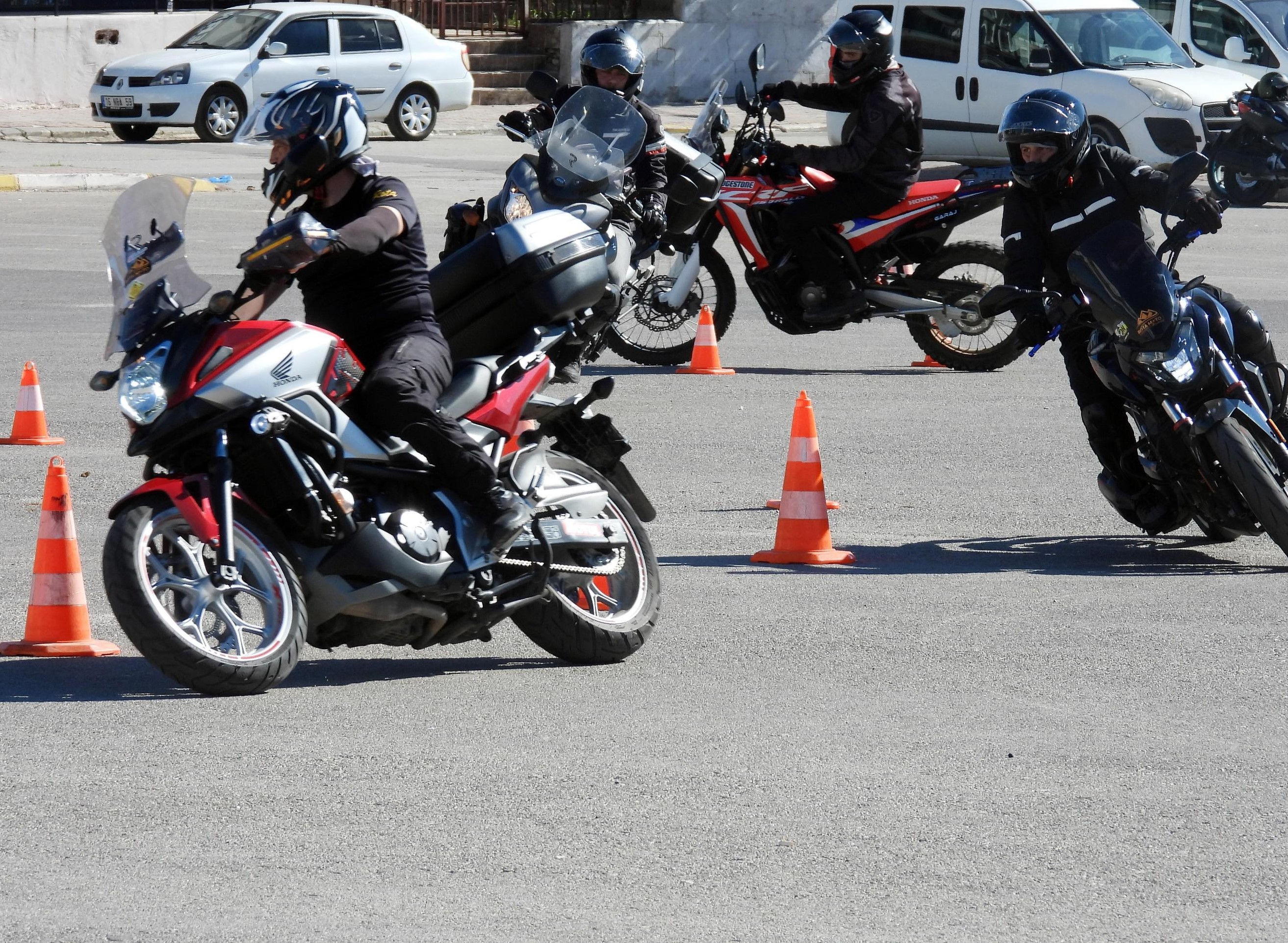 Kepez’de motosiklet sürücülerine güvenli sürüş eğitimi